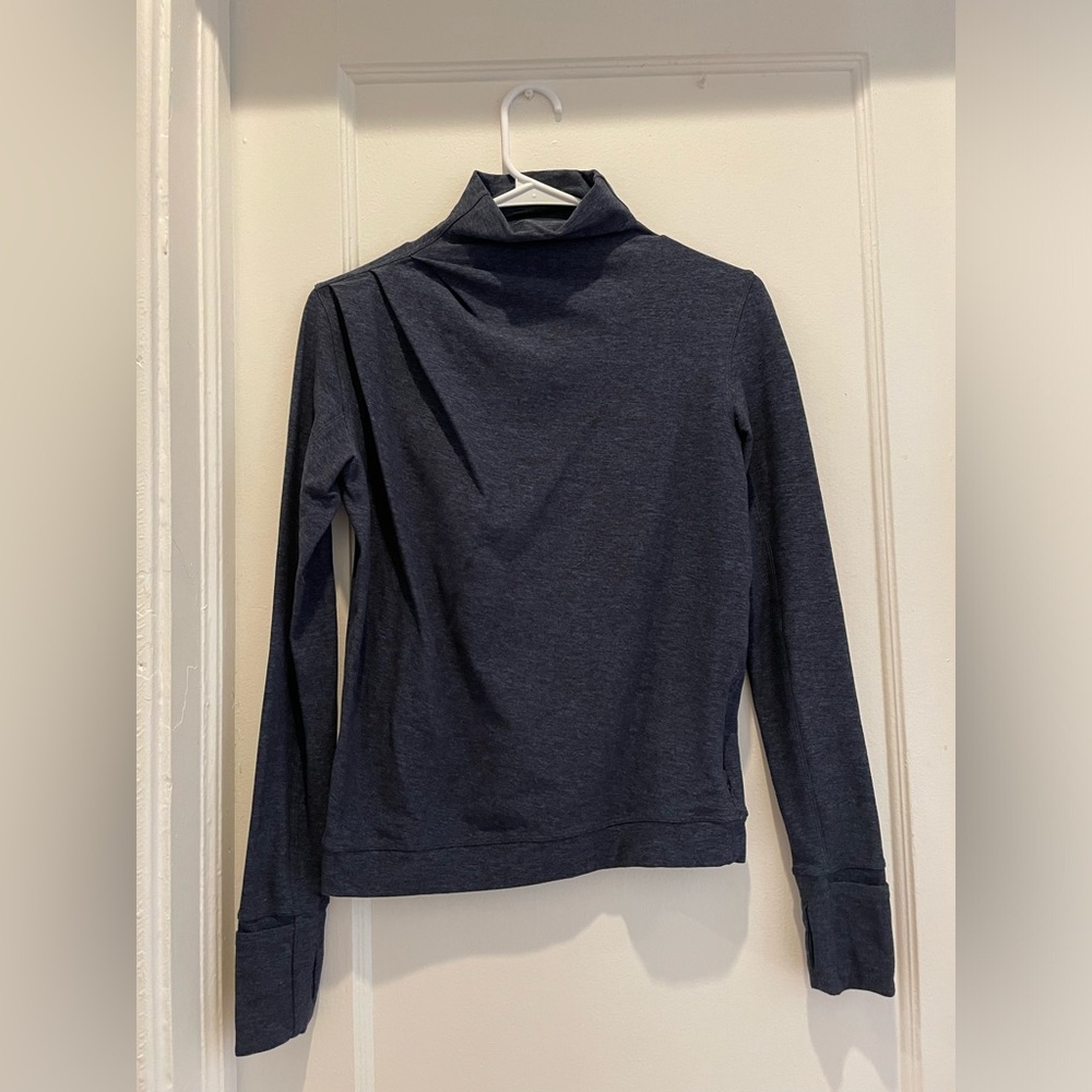 Lululemon high neck long sleeve workout shirt size 4